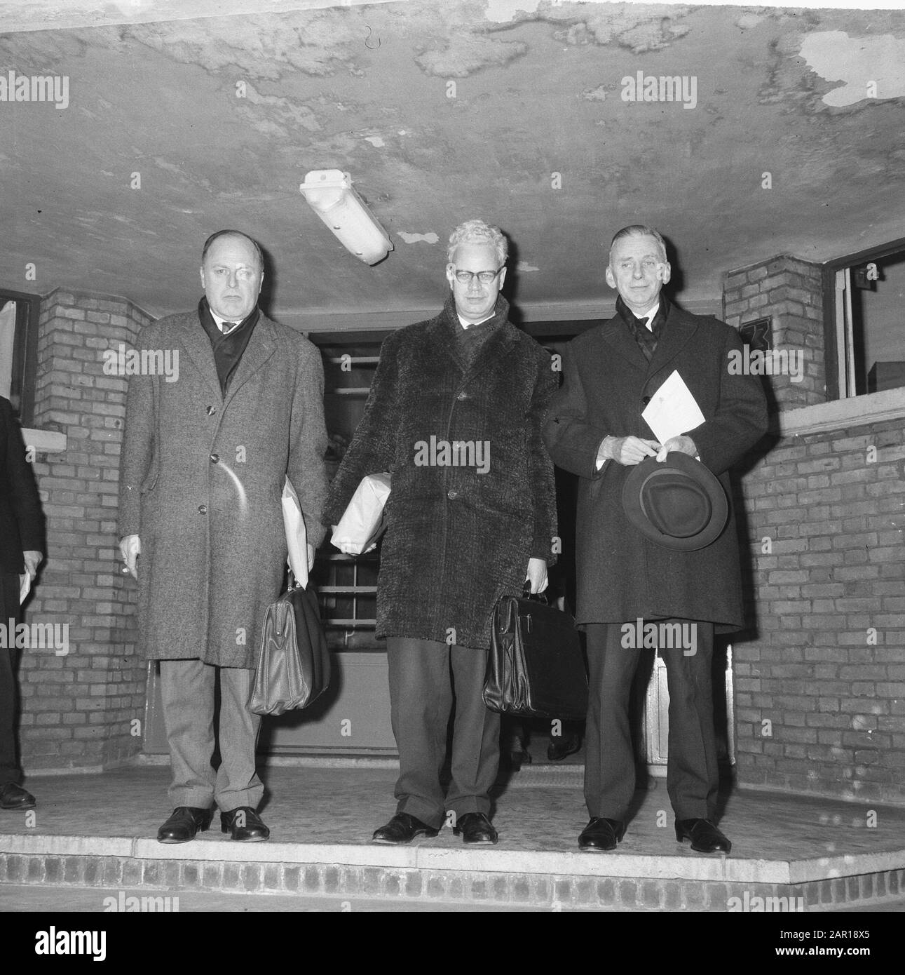 Consulenza salariale, posizione governativa annunciata, durante la conferenza stampa del Sig. Bosma (datori di lavoro) P. S. PEL e del Sig. Roemers (dipendenti) Data: 1 dicembre 1964 Parole Chiave: EMPERS, LAVORATORI, conferenze stampa Nome personale: Bosma, P. S. PEL, Roemers, Dirk Foto Stock