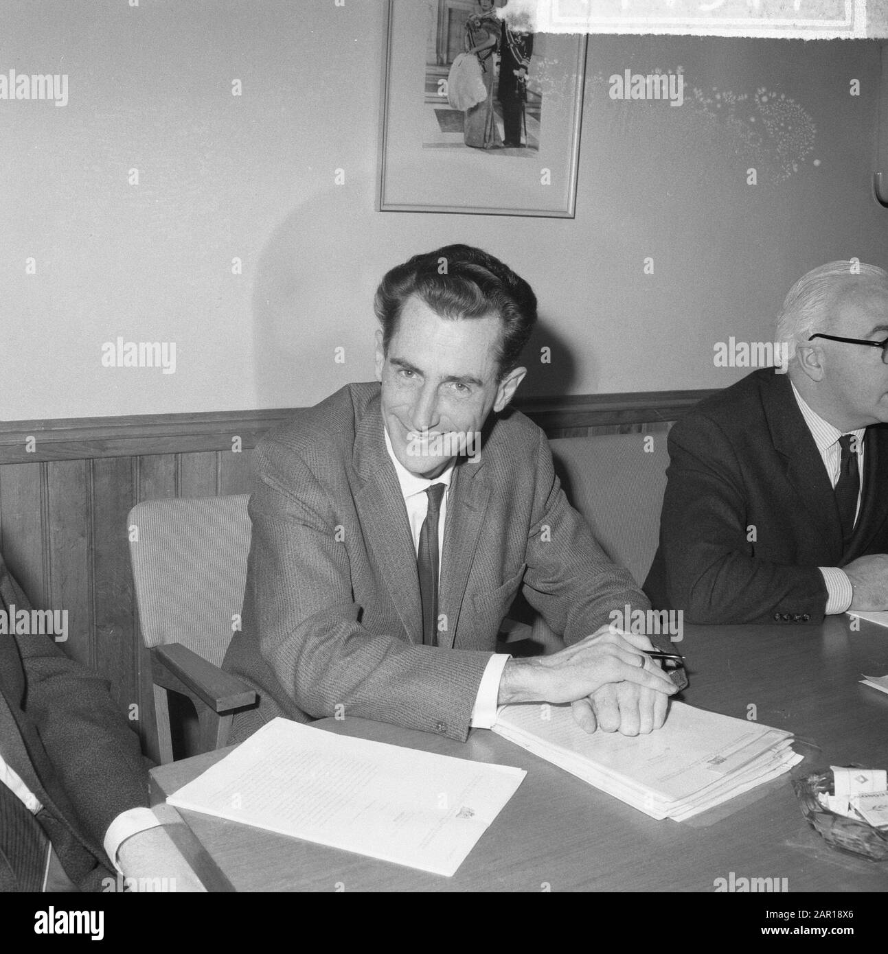 Consulenza salariale, posizione governativa annunciata, durante la conferenza stampa MR. Raven (Heading) Data: 1 dicembre 1964 Parole Chiave: Conferenze stampa, governi, opinioni Foto Stock