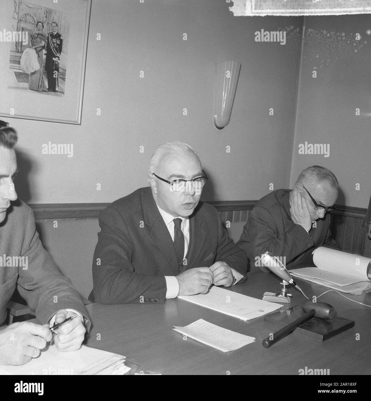 Consulenza salariale, posizione governativa annunciata, durante la conferenza stampa Ministro Veldkamp Data: 1 dicembre 1964 Parole Chiave: Conferenze stampa, governi, visualizzazioni Nome personale: Veldkamp, Gerard Foto Stock
