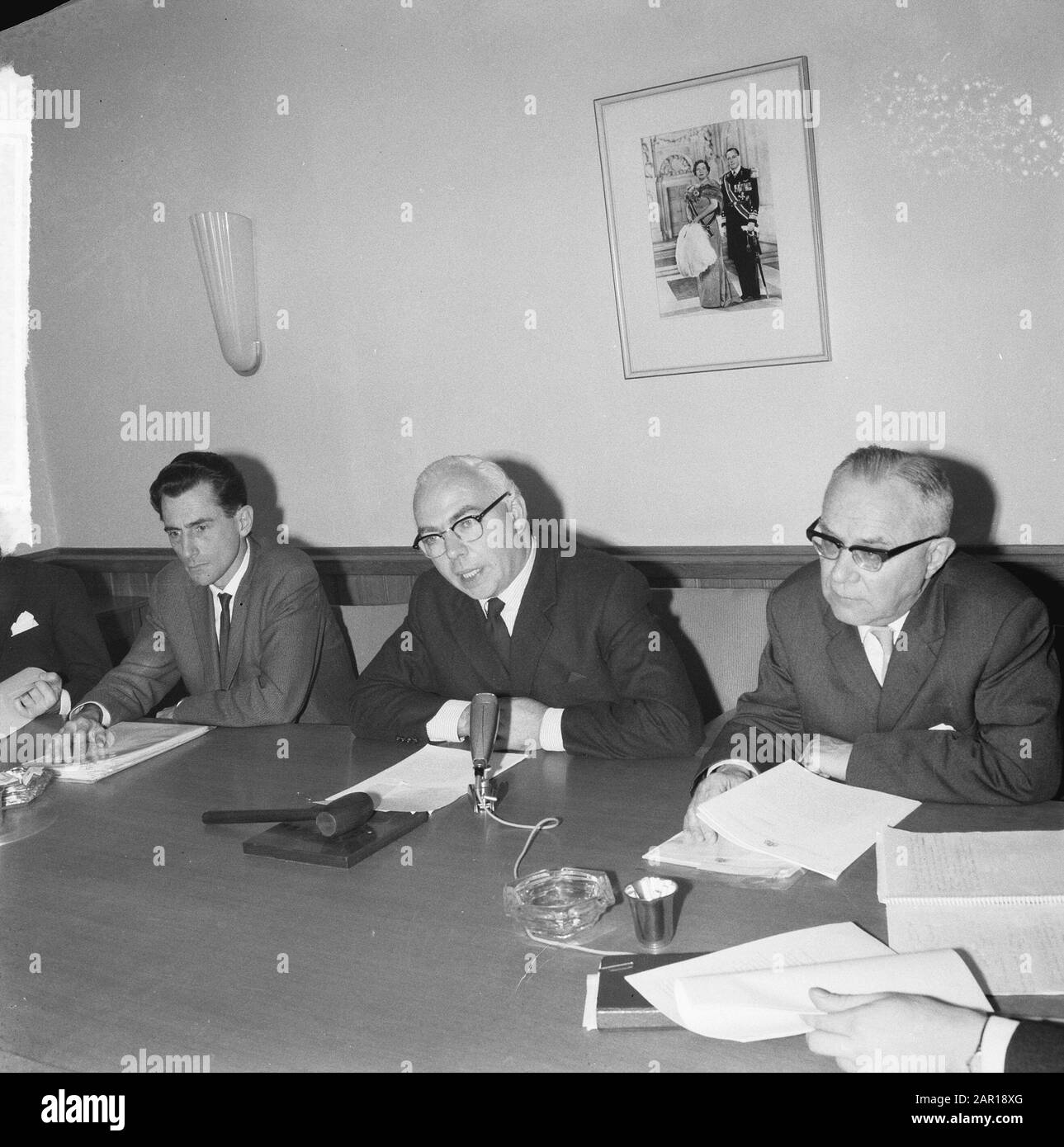 Consultazione salariale, posizione governativa annunciata, alla conferenza stampa del sig. Raven, ministro Veldkam e sig. Van de Ven Data: 1 dicembre 1964 Parole Chiave: Conferenze stampa, governi, visualizzazioni Nome personale: Veldkamp, Gerard Foto Stock
