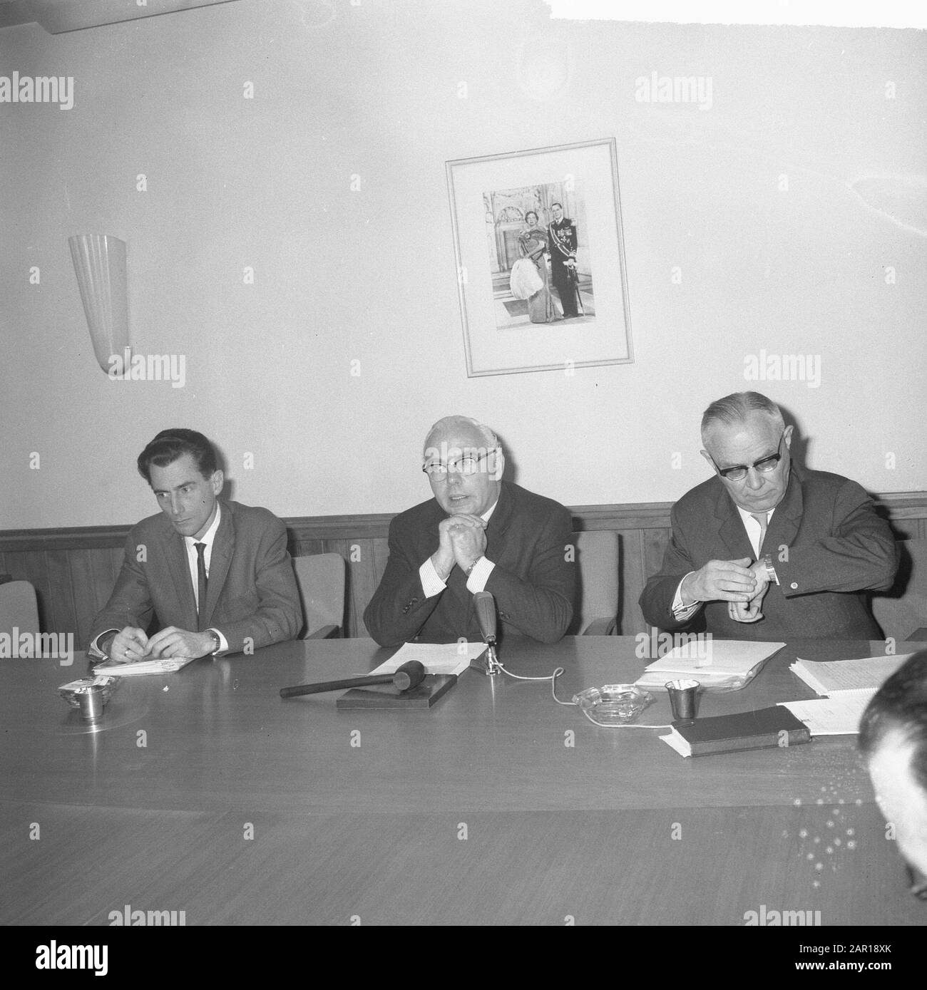 Consultazione salariale, posizione governativa annunciata, durante la conferenza stampa da parte di l.n.r. Raven, Veldkamp, Van de Ven Data: 1 dicembre 1964 Parole Chiave: Conferenze stampa, governi, visualizzazioni : Nijs, Jac. De/Anefo Foto Stock