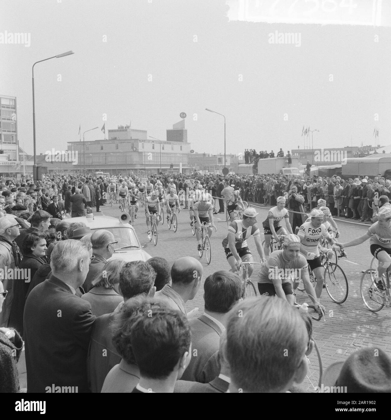 Tour dei Paesi Bassi, partenza da Amstelveen, panoramica inizio Data: 12 maggio 1965 Località: Amstelveen, Noord-Holland Parole Chiave: Start, panoramiche, giri, ciclismo Foto Stock