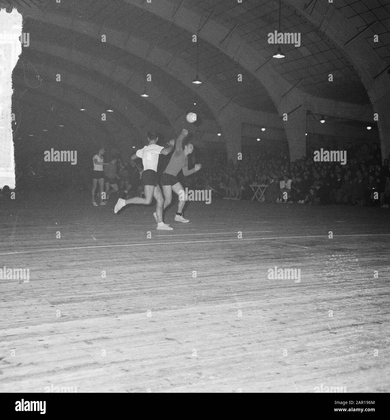 Zaalhandball Nitoc Contro Aalsmeer 17-12, Momento Del Gioco Data: 6 Dicembre 1964 Località: Aalsmeer, Noord-Holland Parole Chiave: Zaalhandball Nome Dell'Istituto: Nitoc Foto Stock