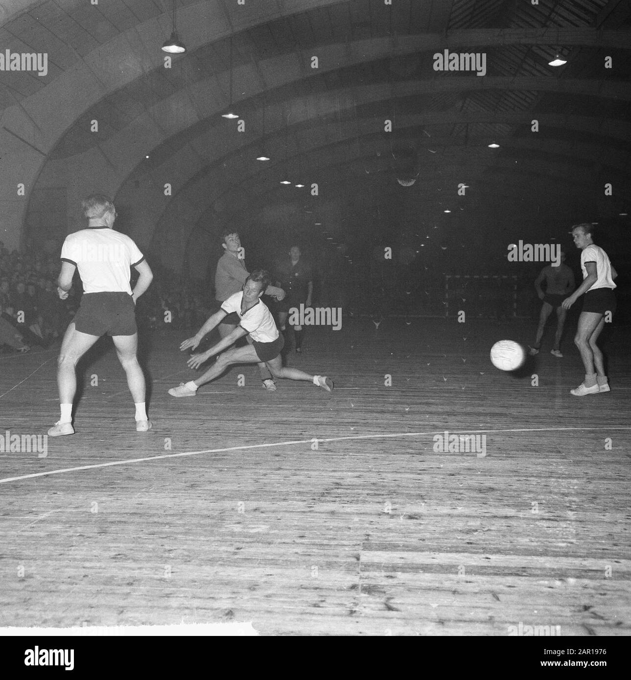 Zaalhandball Nitoc Contro Aalsmeer 17-12, Momento Del Gioco Data: 6 Dicembre 1964 Località: Aalsmeer, Noord-Holland Parole Chiave: Zaalhandball Nome Dell'Istituto: Nitoc Foto Stock
