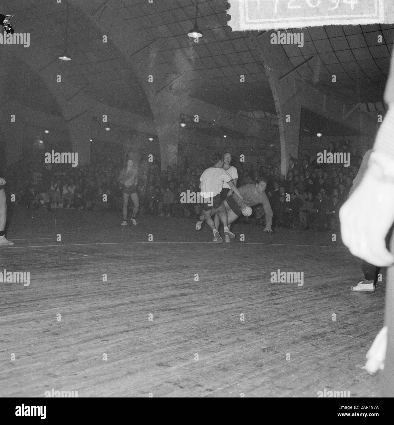 Zaalhandball Nitoc Contro Aalsmeer 17-12, Momento Del Gioco Data: 6 Dicembre 1964 Località: Aalsmeer, Noord-Holland Parole Chiave: Zaalhandball Nome Dell'Istituto: Nitoc Foto Stock