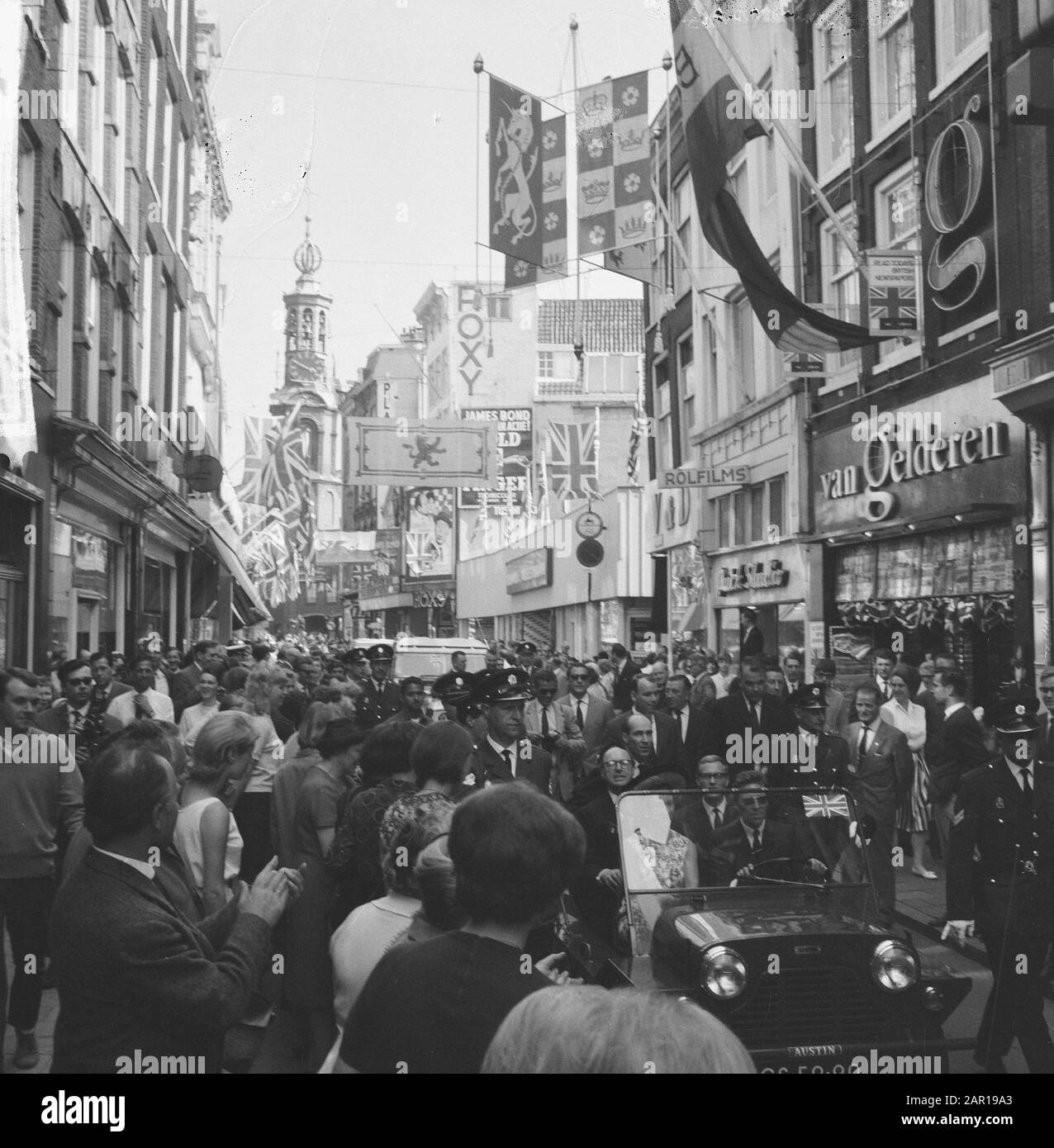 Princess Margaret and Lord Snowdon shopping a Kalverstraat, mentre shopping Data: 14 maggio 1965 Località: Amsterdam, Noord-Holland Parole Chiave: Principesse, negozi Nome personale: Margareth princess, Snowdon lord Foto Stock