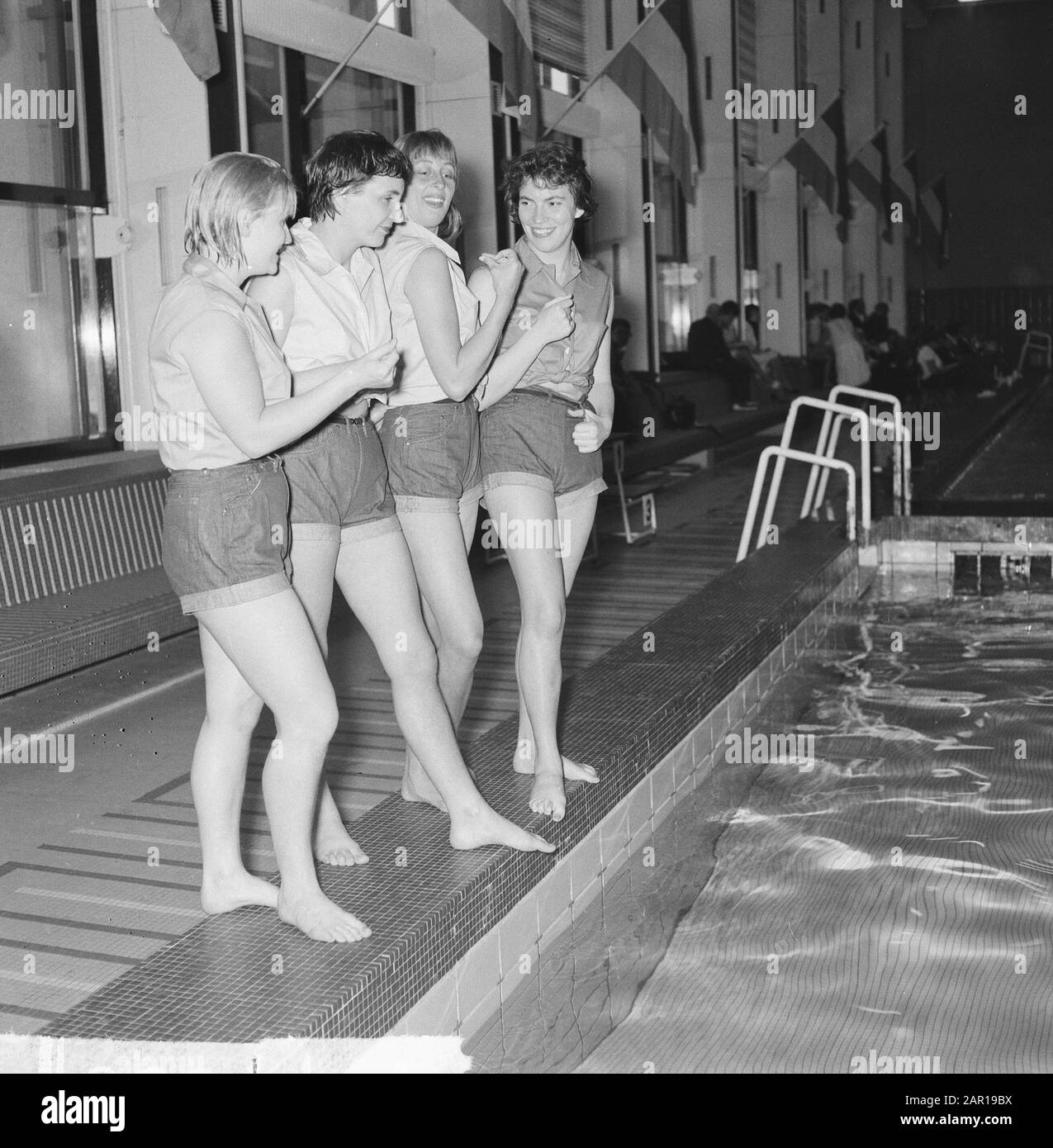 Campionati olandesi di nuoto artificiale, ZAR divenne campione, le Signore di ZAR Data: 16 maggio 1965 Parole Chiave: CHAMPONIES, ARTE SWIMMING, campioni Foto Stock