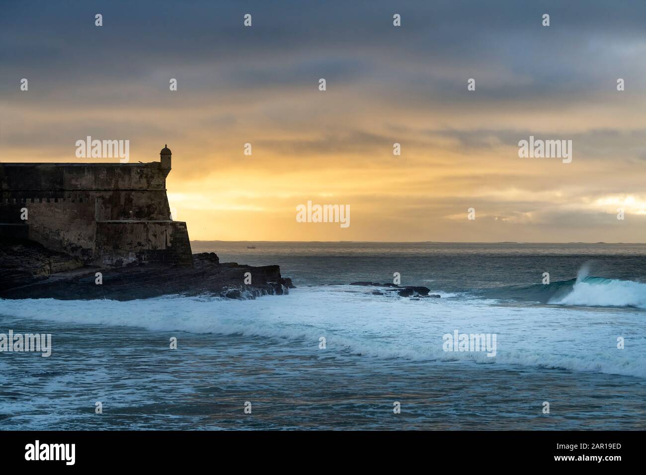 Dettaglio del Forte Sao Juliao da barra con le onde che si infrangono a Carcavelos, Oeiras, Portogallo Foto Stock