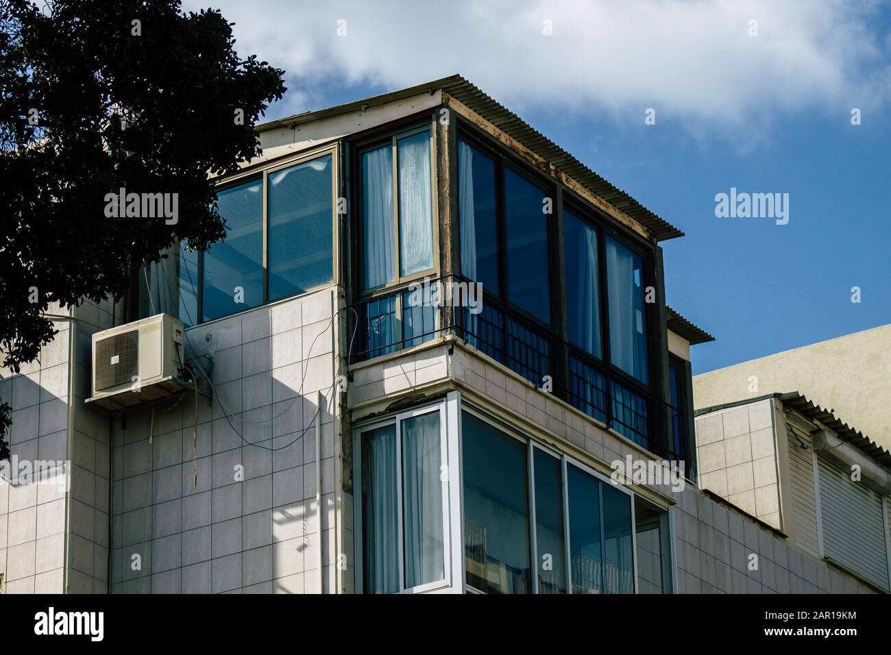 Tel Aviv Israel 23 gennaio 2020 Vista della facciata di un moderno edificio nelle strade di Tel Aviv nel pomeriggio Foto Stock