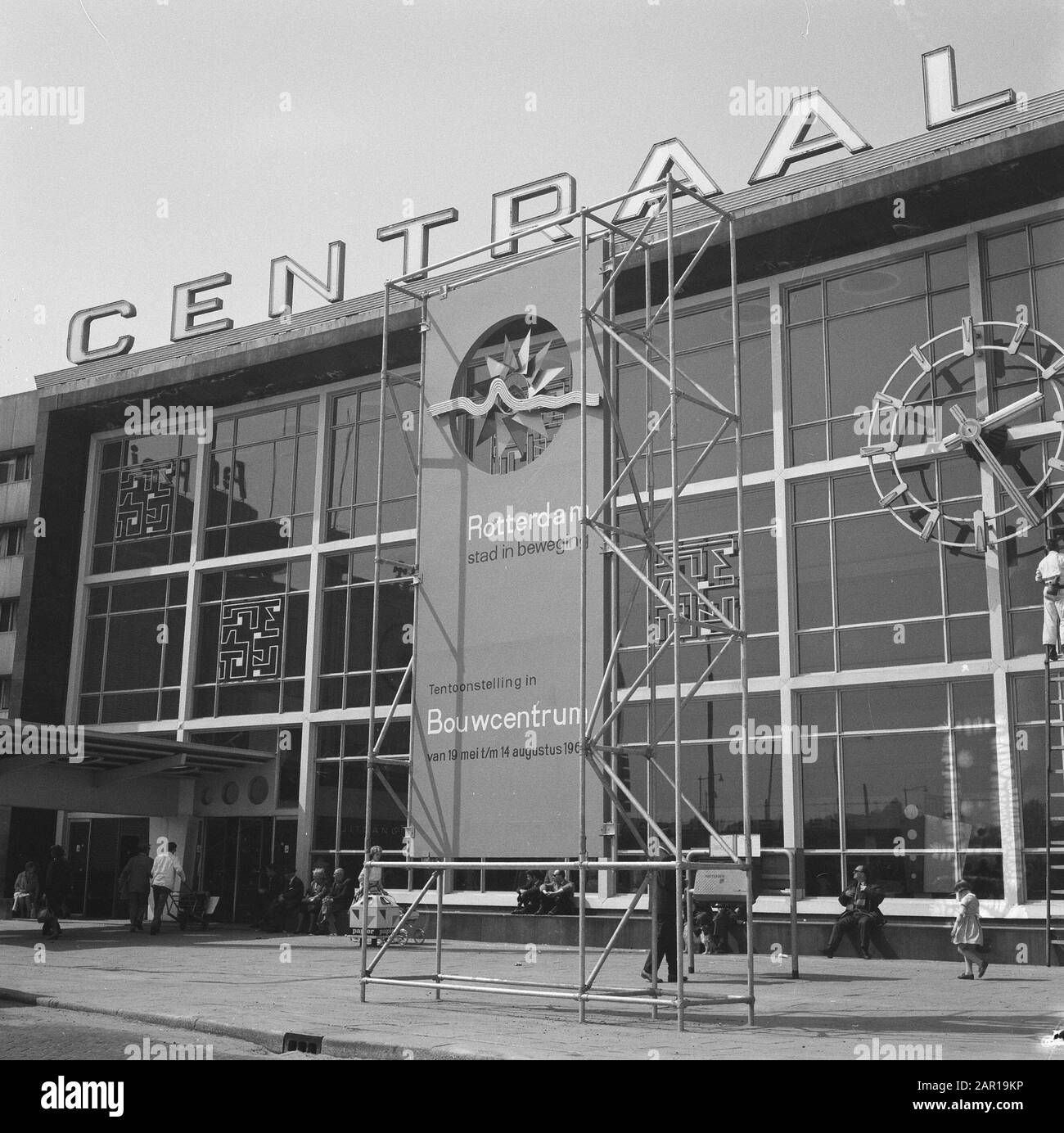 Colonna pubblicitaria per la Stazione Centrale di Rotterdam Data: 18 maggio 1965 Località: Rotterdam, Zuid-Holland Parole Chiave: Pubblicità colonne Foto Stock