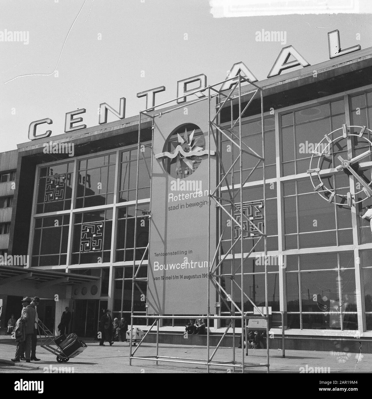Colonna pubblicitaria per la Stazione Centrale di Rotterdam Data: 18 maggio 1965 Località: Rotterdam, Zuid-Holland Parole Chiave: Pubblicità colonne Foto Stock