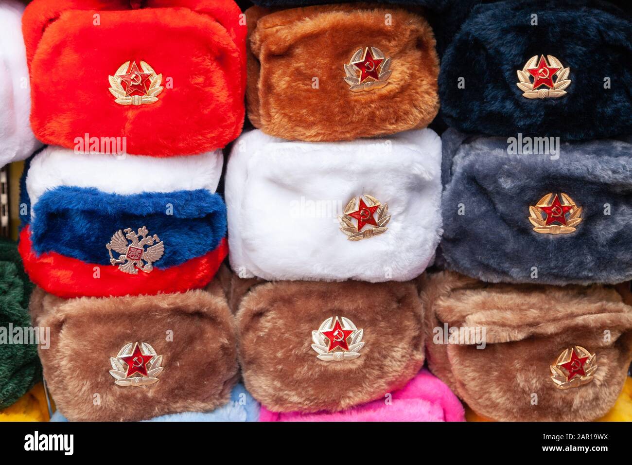 Cappellini in pelliccia con stelle rosse nel negozio di souvenir di Mosca  Street. Cappelli invernali, divisa militare sovietica e russa, in viaggio  verso la Russia, gi turistica Foto stock - Alamy