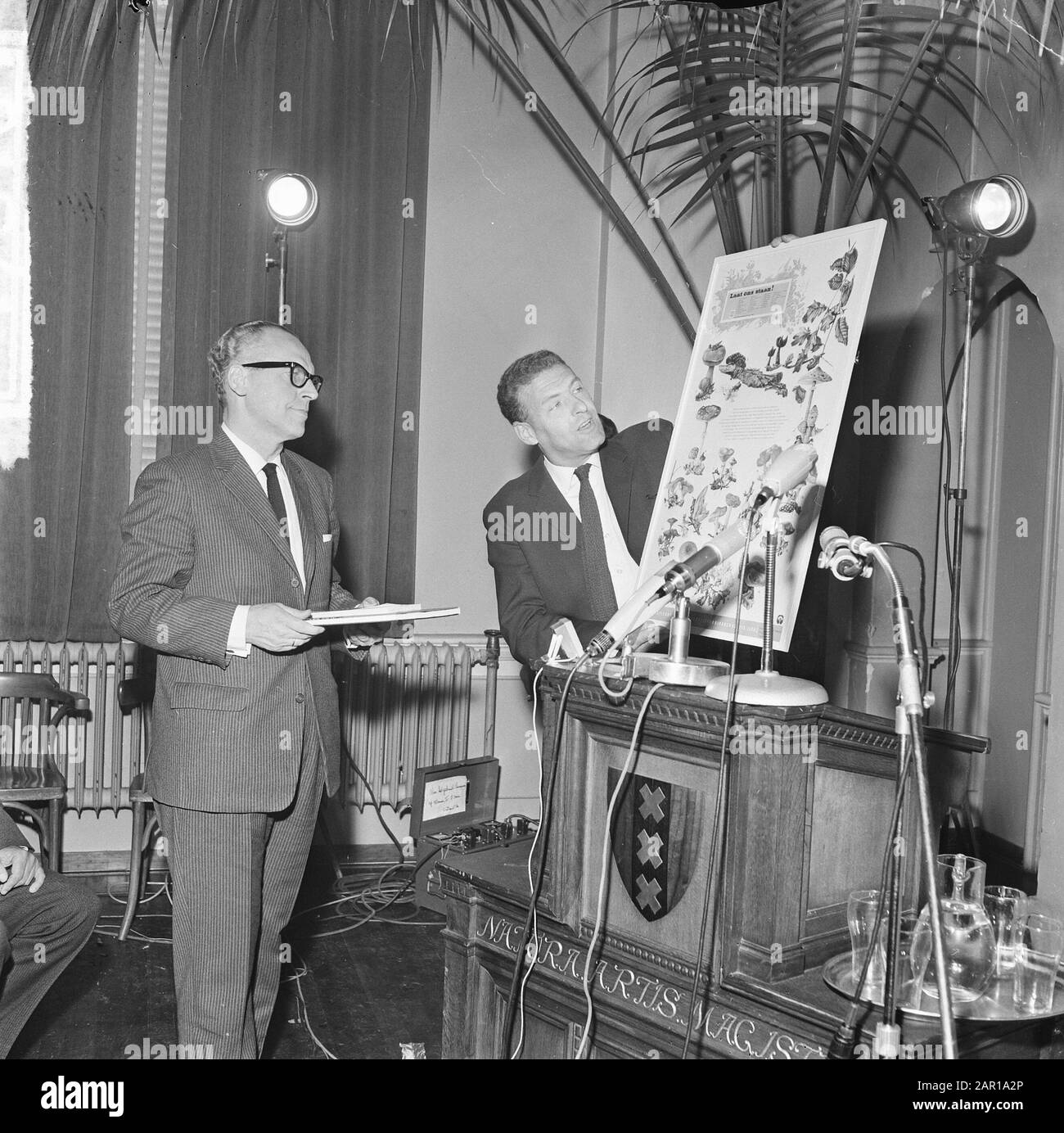 Commemorazione del Dr. Jac P. Thijsse in Koningszaal van Artis, il Sig. Van Dijk mostra il muro piatto per il ministro Sig. Vrolijk Data: 25 maggio 1965 Parole Chiave: Commemorazioni Nome personale: Dr. Jac P. Thijsse Commemoration Foto Stock
