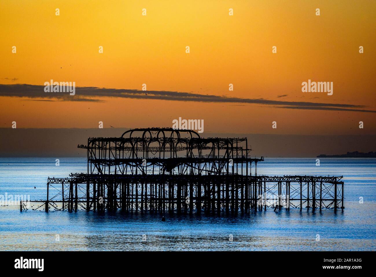 Brighton Derelict West Pier al tramonto in un giorno d'inverno. Foto Stock