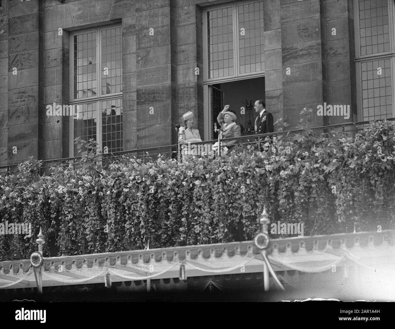 Abdicazione Regina Wilhelmina/Inaugurazione della Regina Juliana abdicazione Regina Wilhelmina. Balconscene.Long vivere la nostra regina! La principessa Wilhelmina sta portando un hurrah di tre-iarde alla nuova regina. Data: 4 Settembre 1948 luogo: Amsterdam, Noord-Holland Parole Chiave: Abdicas, casa reale Nome personale: Bernhard, Prince, Juliana, queen, Wilhelmina, princess Foto Stock