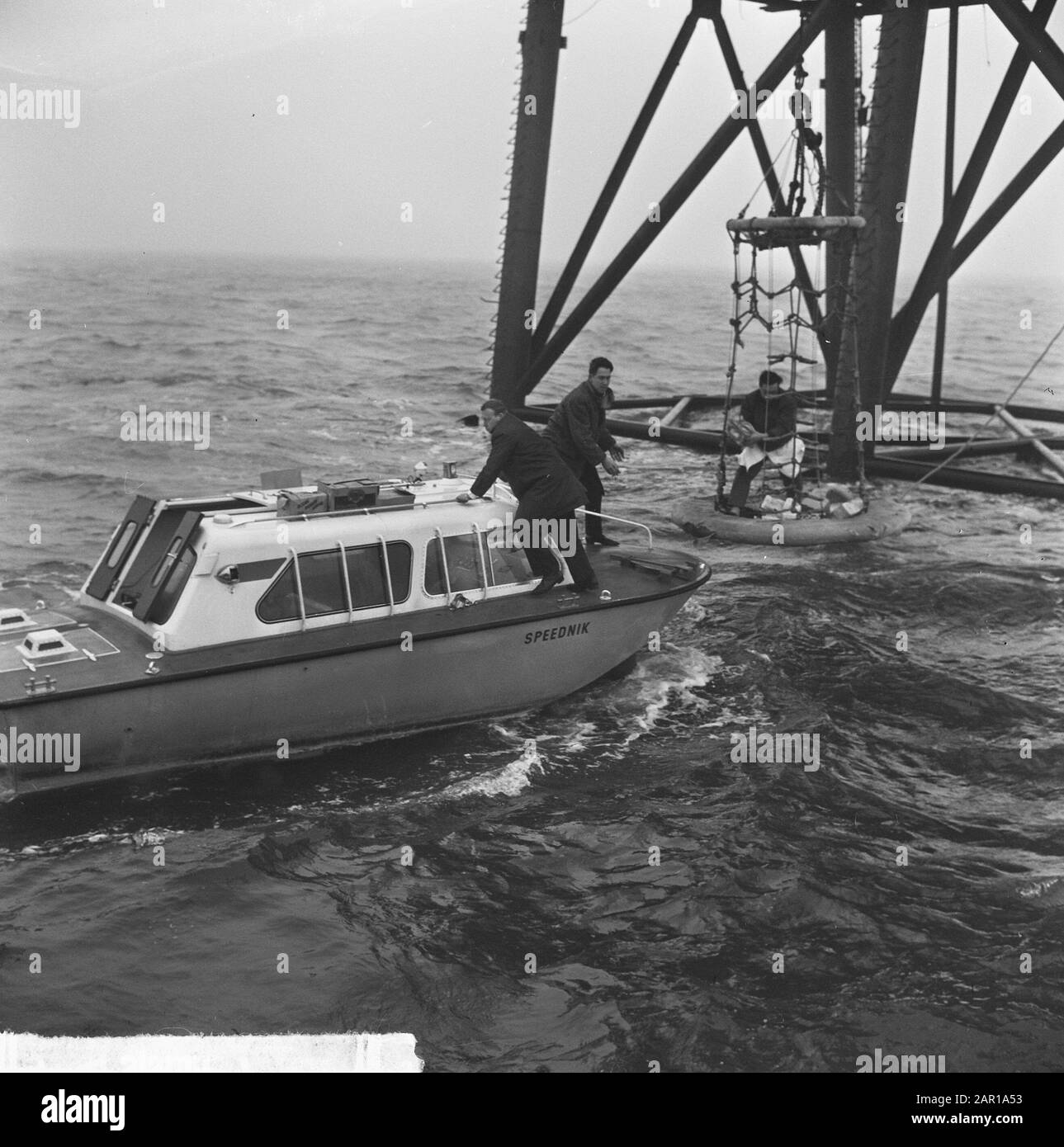 L'isola REM, la barca vicino all'isola Data: 16 dicembre 1964 Parole Chiave: Barche, isole Nome dell'istituzione: REM-Island Foto Stock