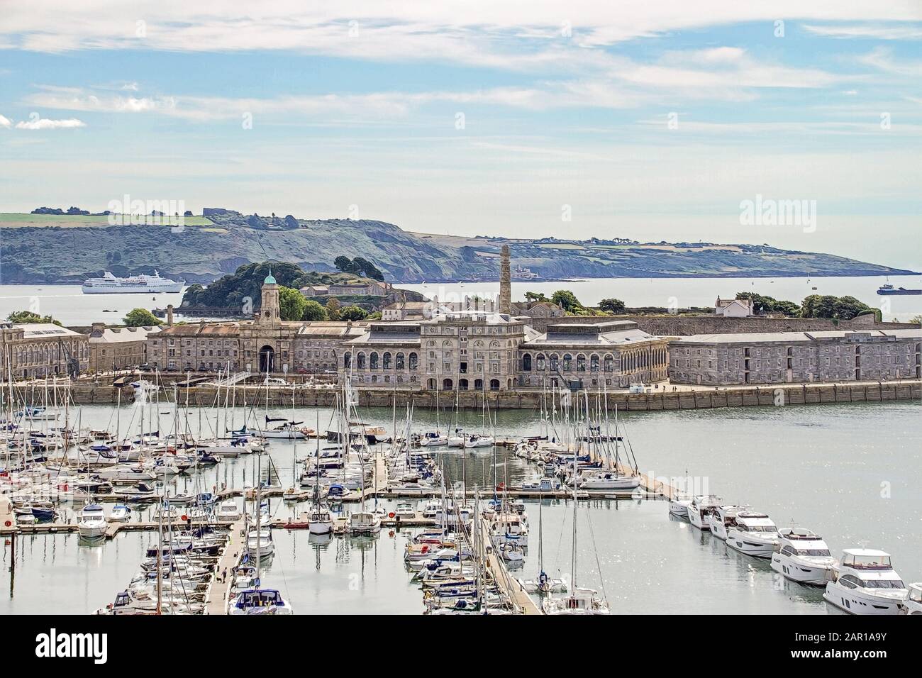 Ormeggiate barche al Mayflower Marina di fronte al Royal William Yard a Stonehouse Plymouth. In lontananza una nave da crociera è ormeggiata a Plymouth Foto Stock