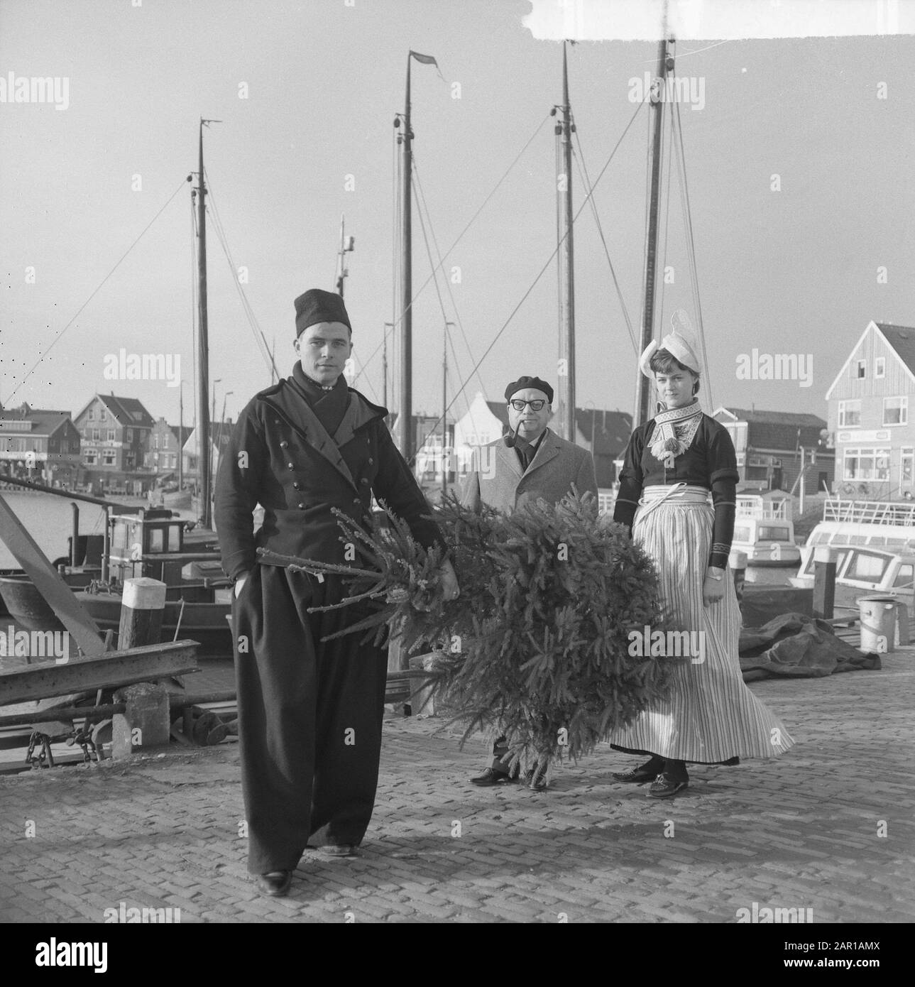 Volendammers ottenere il loro albero di Natale a casa Data: 21 Dicembre 1964 Località: Noord-Holland, Volendam Parole Chiave: Alberi di Natale, natale, costume Foto Stock