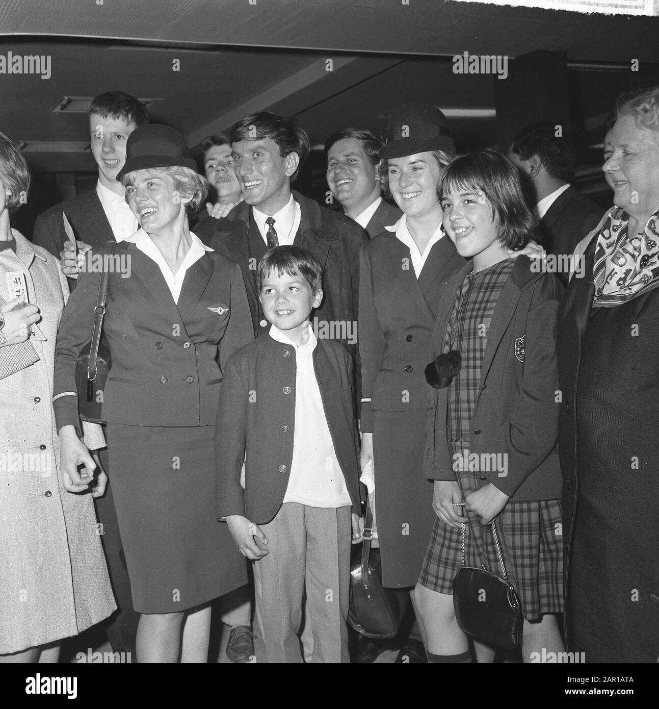 L'aereo svedese effettua un atterraggio di emergenza all'aeroporto di Schiphol, passeggeri Data: 7 giugno 1965 Località: Noord-Holland, Schiphol Parole Chiave: Passeggeri, aerei Foto Stock