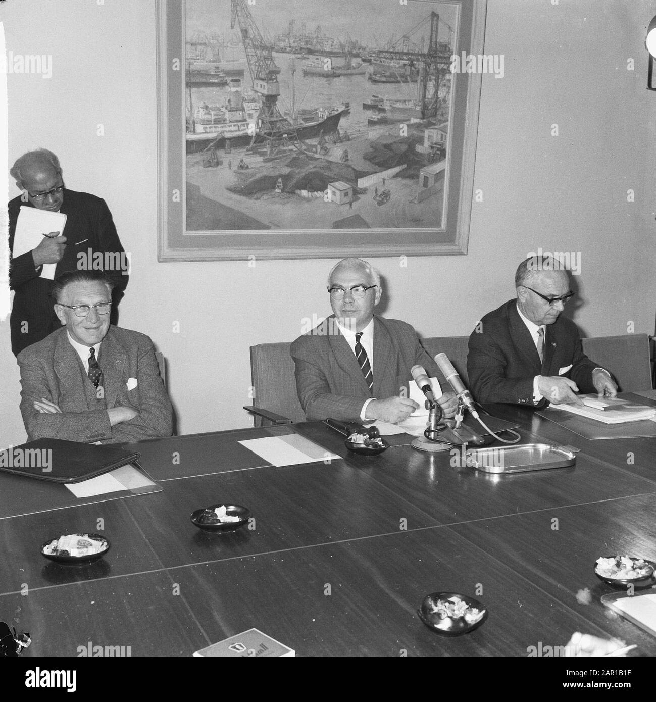 Consultazione con la Fondazione del lavoro, Ministro Veldkamp durante la sua dichiarazione Data: 17 giugno 1965 Parole Chiave: Ministri, dichiarazioni Nome personale: Veldkamp, Gerard Institution Nome: Foundation van de Arbeid Foto Stock