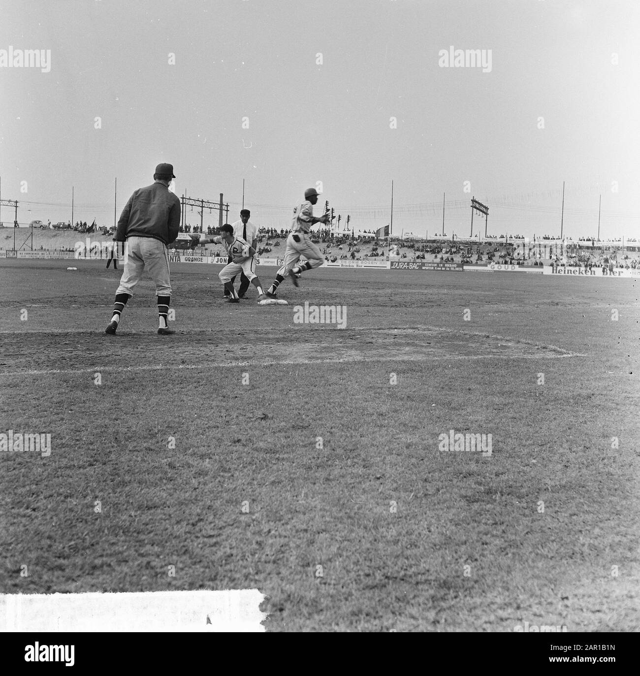 Baseball Sparta contro Germania 11-0, momento del gioco a Rotterdam Annotation: Public is watching on a railway dyke Date: 10 June 1965 Location: Rotterdam Keywords: Baseball, sport Foto Stock