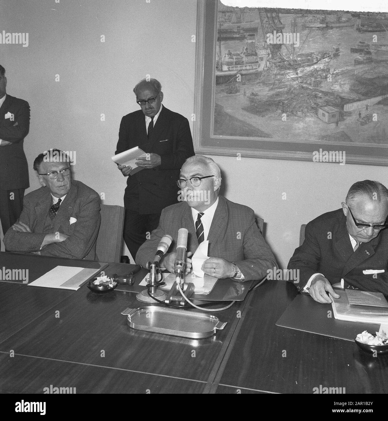 Consultazione con la Fondazione del lavoro, Ministro Veldkamp Data: 17 Giugno 1965 Parole Chiave: Considerare Nome personale: Veldkamp, Gerard Nome istituzione: Fondazione van de Arbeid Foto Stock