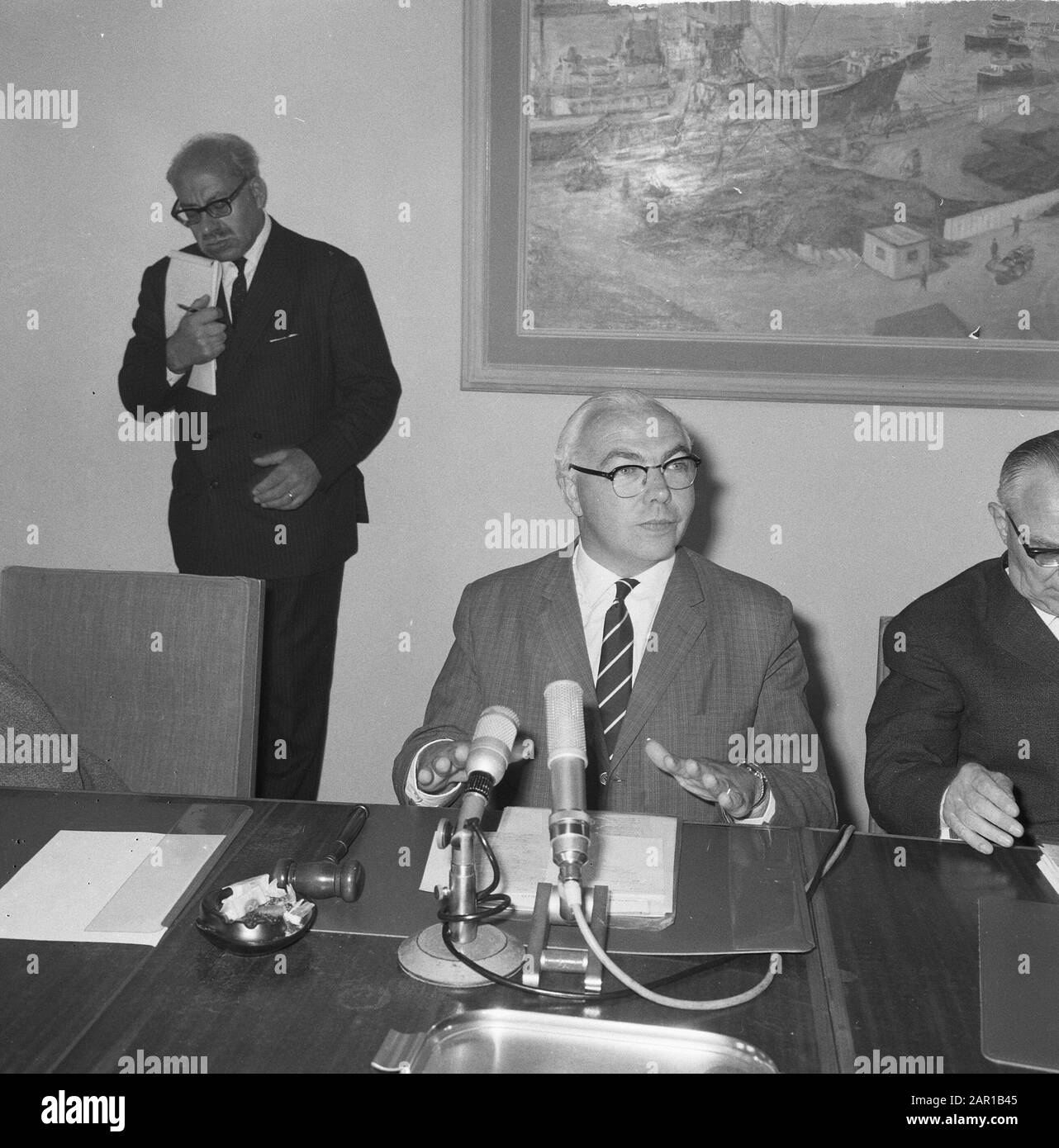 Consultazione con la Fondazione del lavoro, Ministro Veldkamp Data: 17 Giugno 1965 Parole Chiave: Considerare Nome personale: Veldkamp, Gerard Nome istituzione: Fondazione van de Arbeid Foto Stock