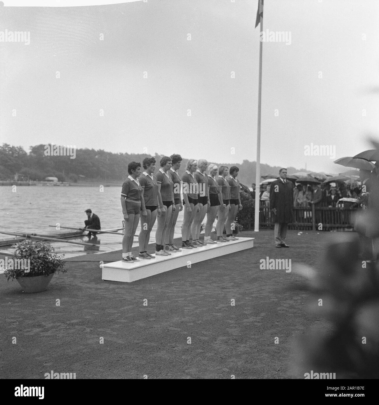 Campionati europei di canottaggio Signore a Duisburg, russo otto sul palco Data: 20 agosto 1965 luogo: Duisburg Parole Chiave: Canottaggio, campionati, tappe Foto Stock