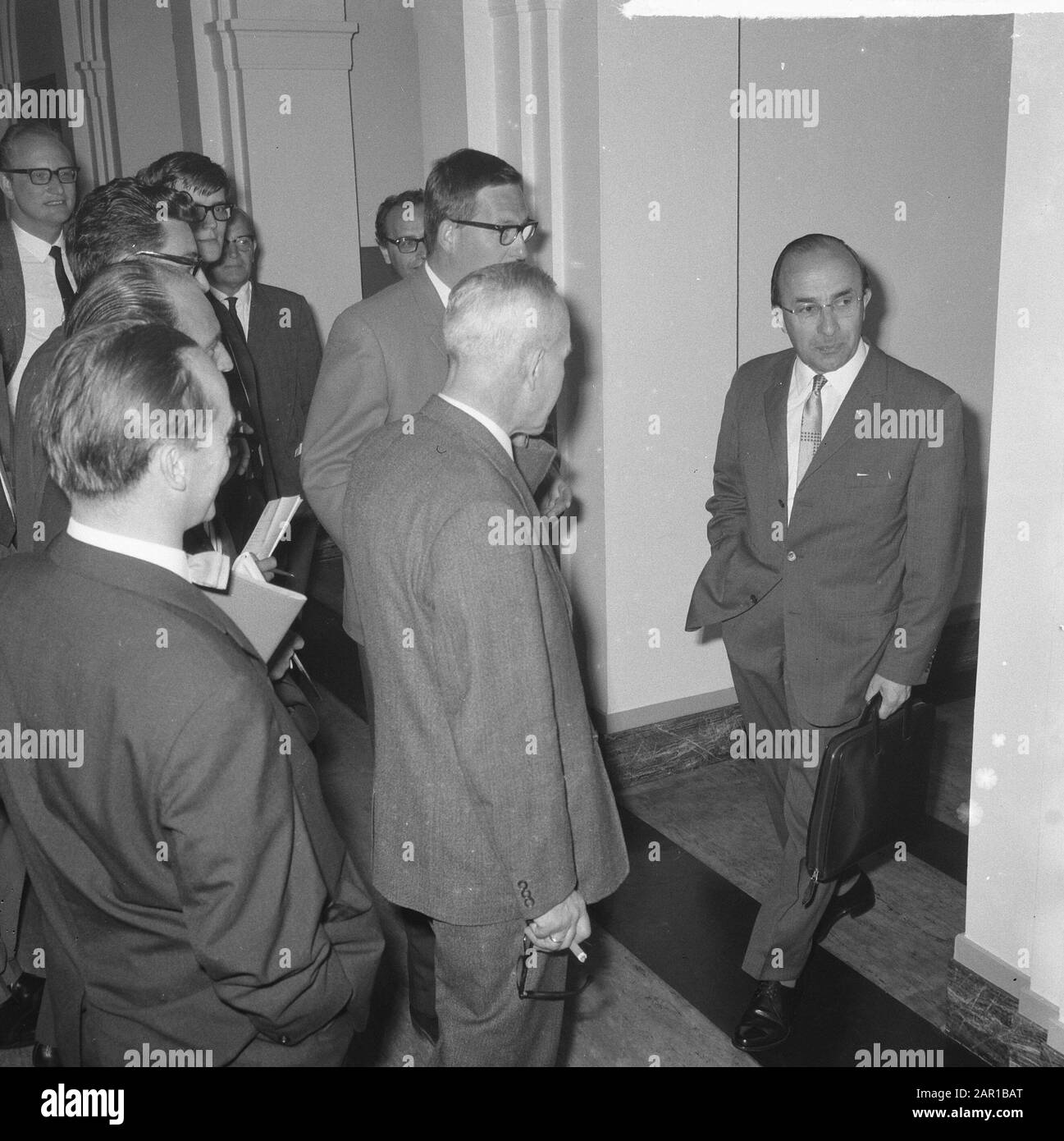 Leader di gruppo al Ministro Presidente Cals, Ministro Presidente Cals dopo la riunione Data: 22 giugno 1965 Parole Chiave: Incontri, leader di gruppo Nome personale: CAL, Jo Foto Stock