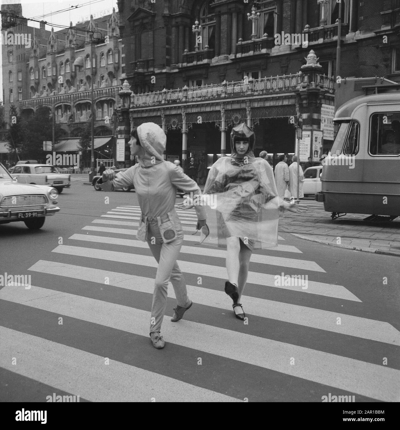 Josje Leger e Marijke Kooger mostrano il nuovo modulo Beat-Mode di plastica Data: 23 agosto 1965 Parole Chiave: Fashion Nome personale: Kooger, Marijke, Army, Josje Foto Stock