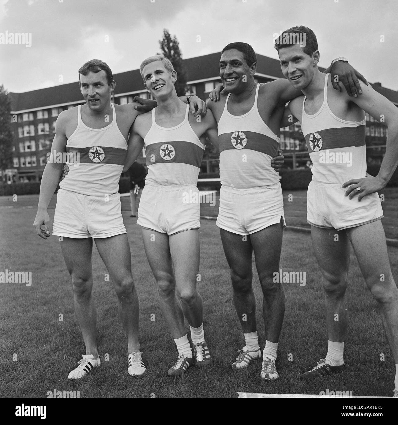 Campionati olandesi di relay, vincitori 4 x 100 m Annotazione: L'emblema del club porta le lettere GVAV R (GVAV Rapiditas) Data: 29 Agosto 1965 luogo: Amsterdam Parole Chiave: Atletica Foto Stock