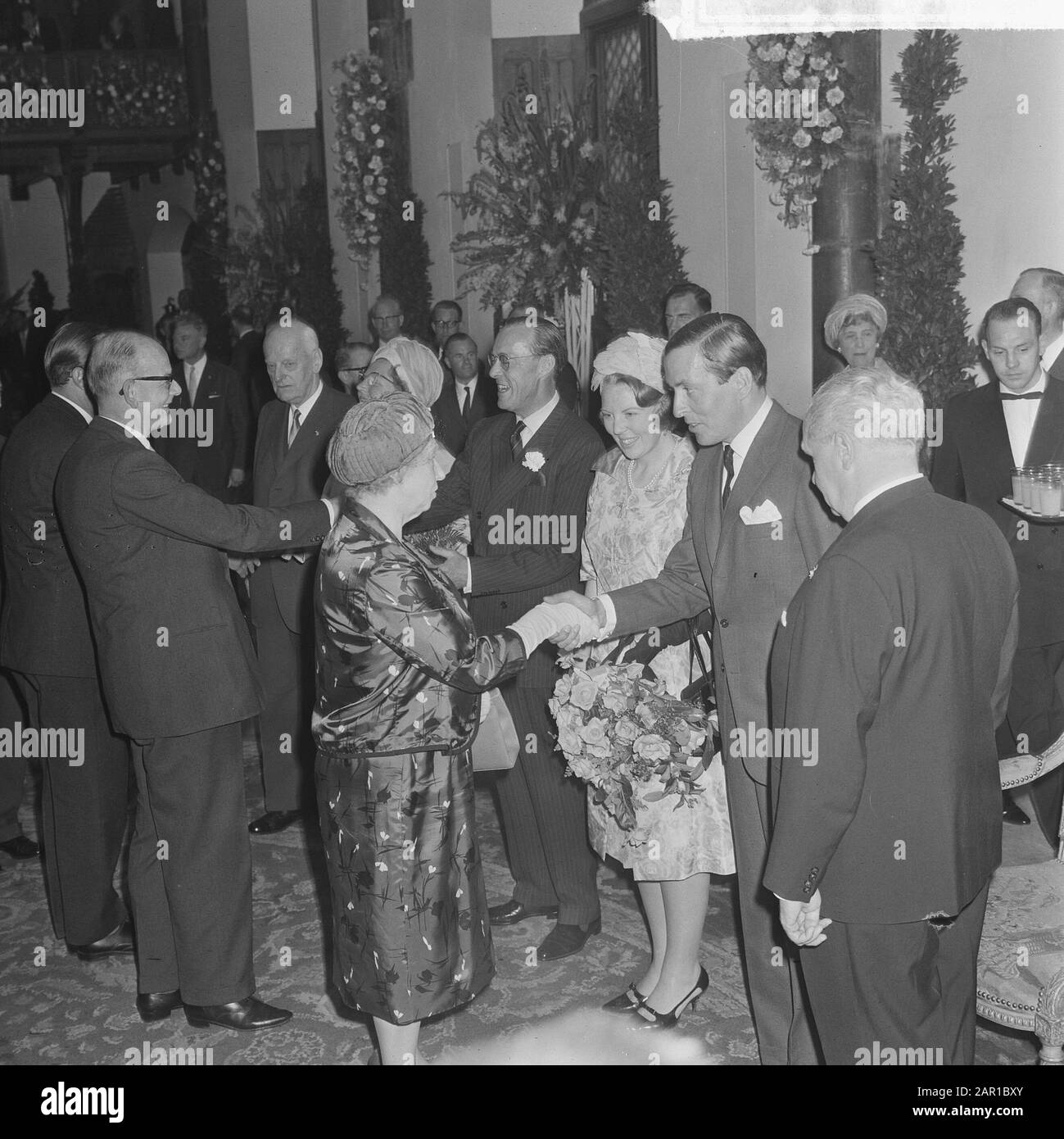 Fidanzamento Principessa Beatrix al Binnenhof, fidanzata pa riceve congratulazioni Data: 29 giugno 1965 Parole Chiave: CONGRATUTIONS, Receipts, Fidanzamento Nome personale: Beatrix, principessa Foto Stock