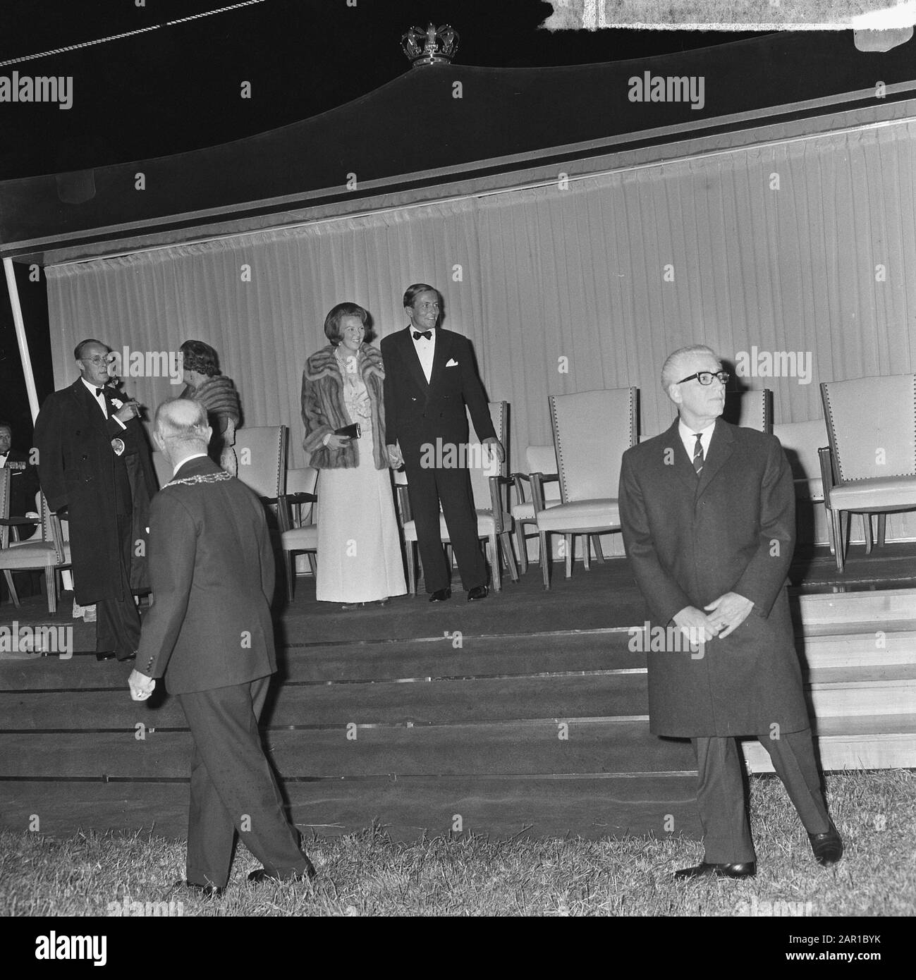 Fuochi d'artificio sul Malieveld, Principessa Beatrix e Claus Data: 29 giugno 1965 Parole Chiave: Fuochi d'artificio, impegni Nome utente: Beatrix, principessa, Claus, principe, Malieveld Foto Stock