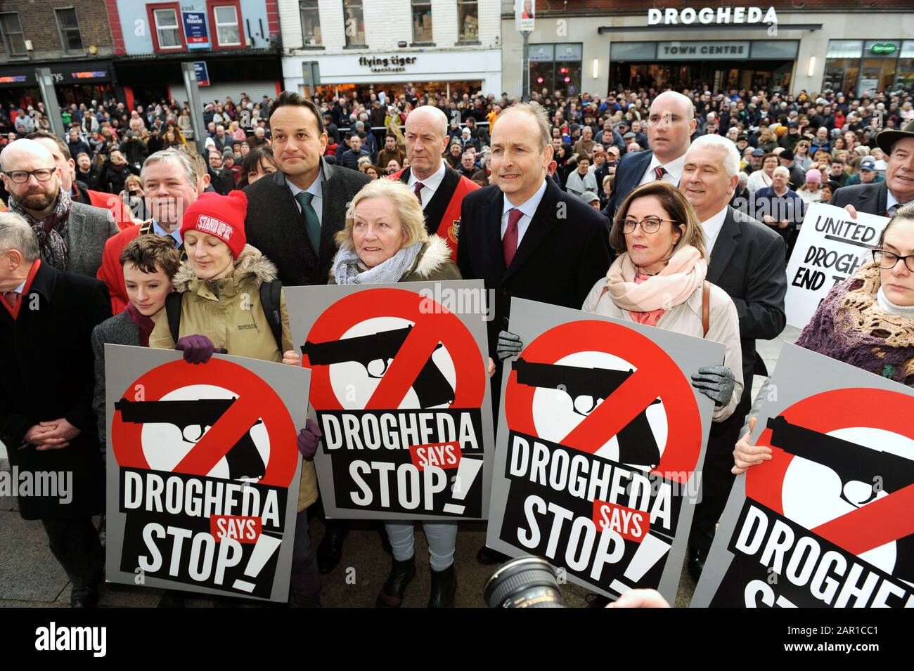 Taoiseach Leo Varadkar (centro a sinistra) e Fianna Falliscono leader Micheal Martin (centro a destra) durante un rally a Drogheda, Co. Louth, per esprimere opposizione alla violenza legata alla droga in città. Foto Stock