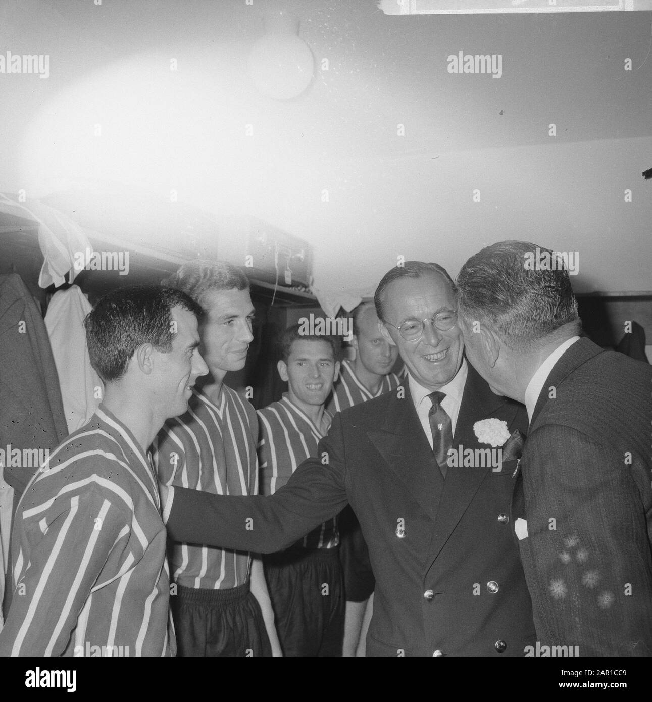 Feyenoord contro Real Madrid 2-1, Prince Bernhard e Coen Moulijn in spogliatoio [accanto a Moulijn, Hook, Weering e Kruiver?] Data: 8 settembre 1965 luogo: Rotterdam Parole Chiave: Spogliatoi, sport, calcio Nome personale: Bernhard (Prince Netherlands), Hook, Guus, Moulijn, Institution Coen, Weering, Henny nome: Real Madrid Foto Stock