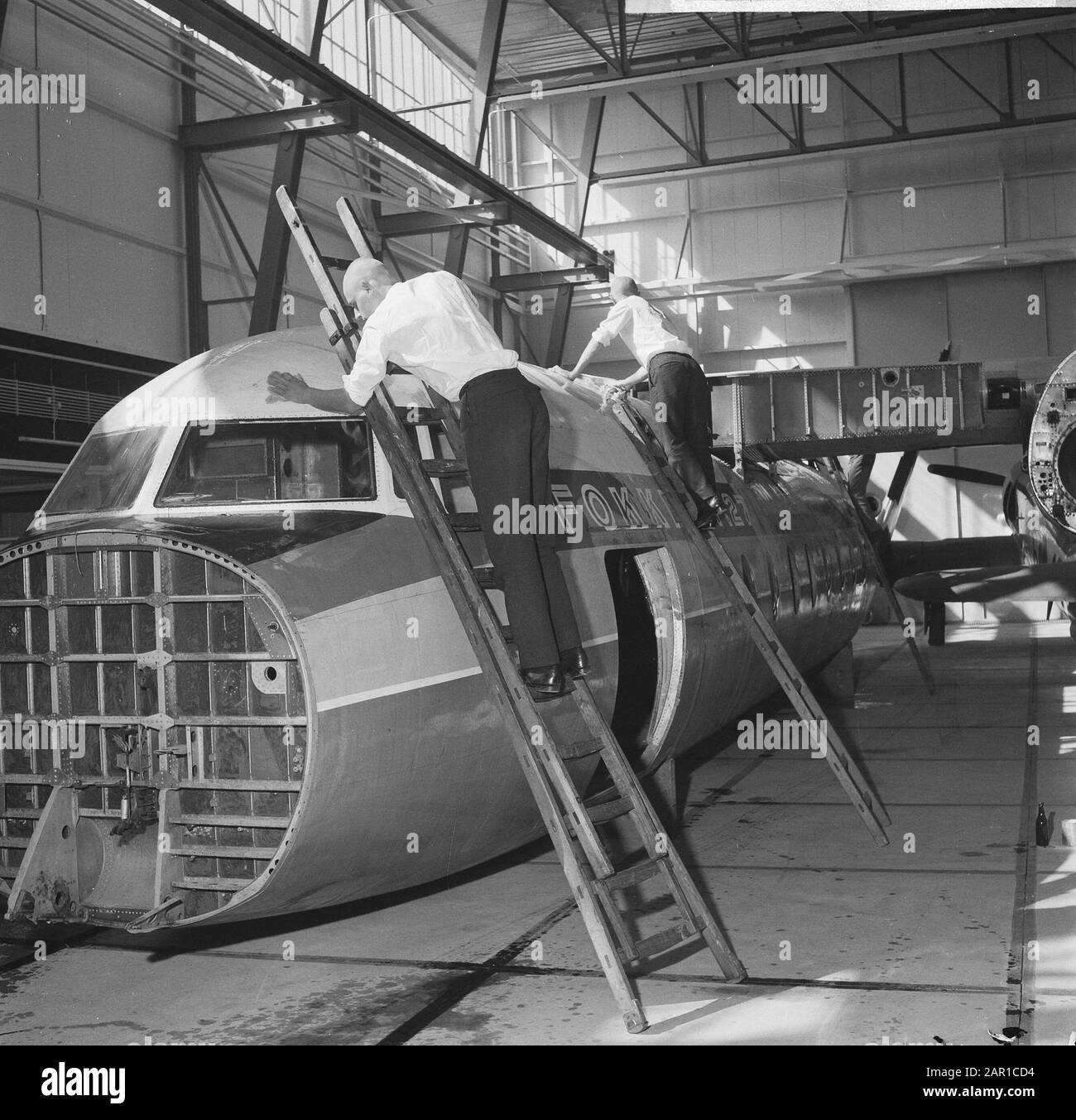 Greenen in Delft pulizia un allevatore con spugna e camoscio Data: 7 settembre 1965 luogo: Delft, South-Holland Parole Chiave: Aircraft Nome utente: Fokker Foto Stock