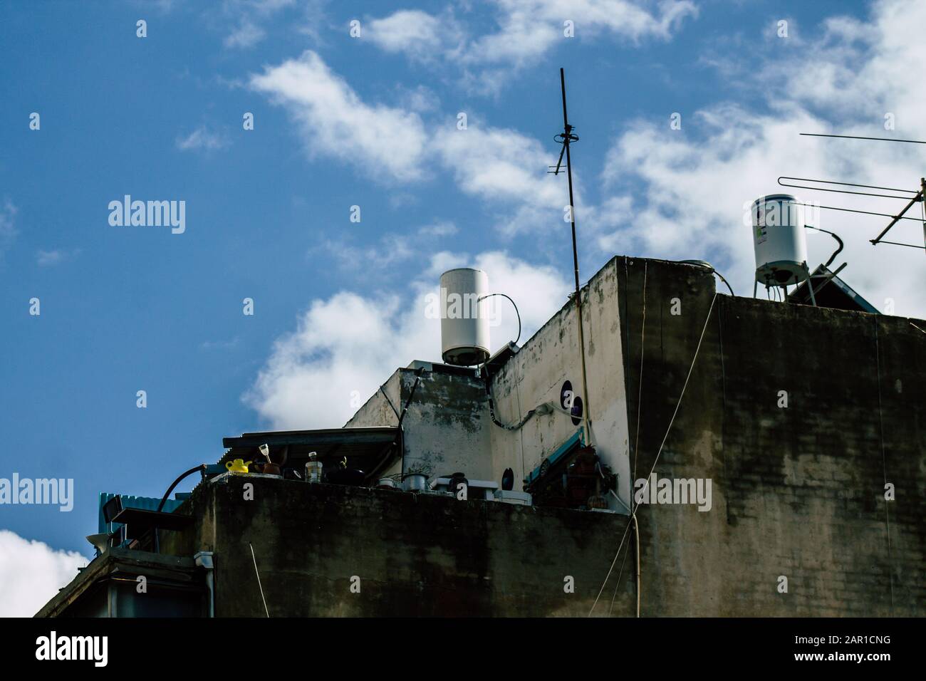 Tel Aviv Israel 23 gennaio 2020 Vista della facciata di un moderno edificio nelle strade di Tel Aviv nel pomeriggio Foto Stock