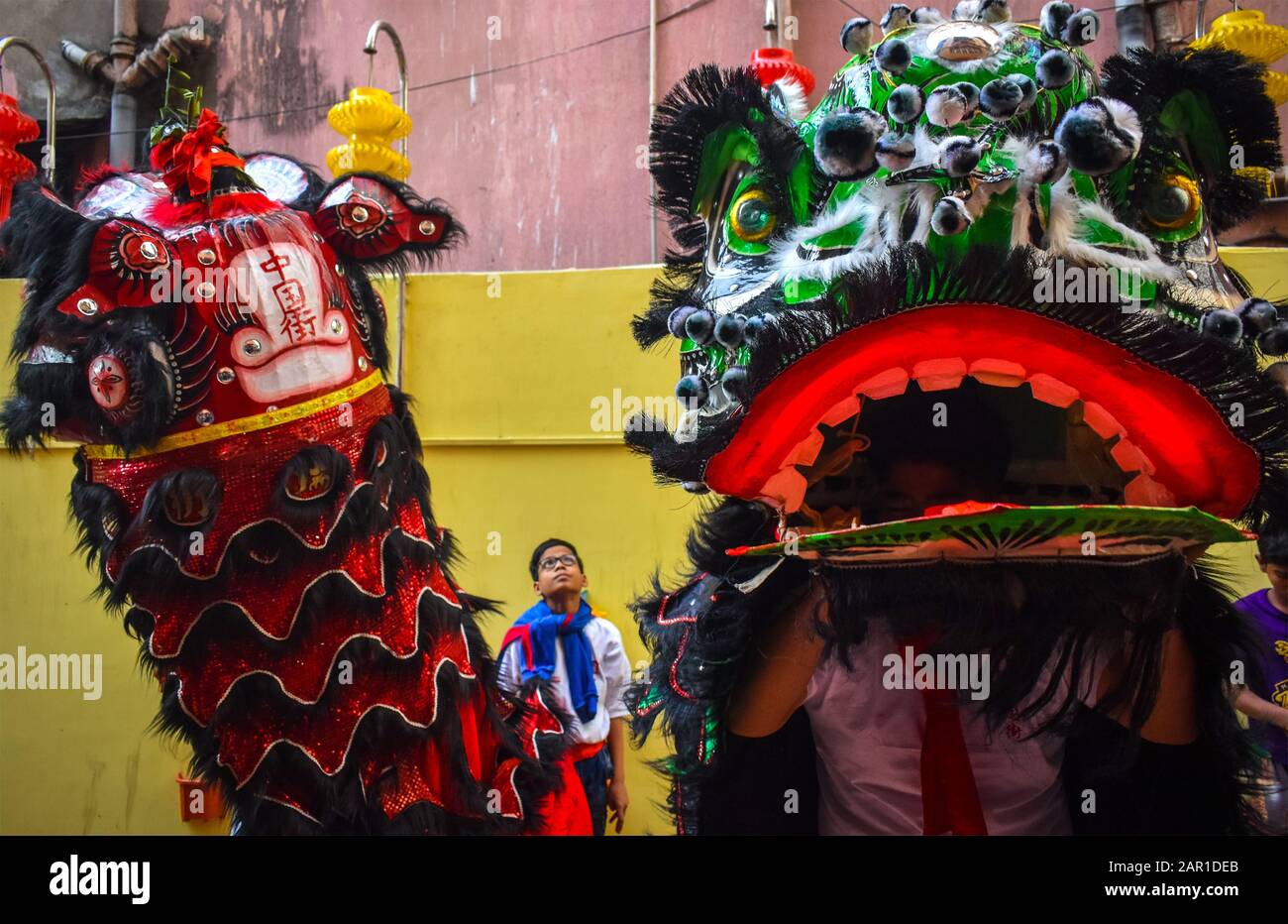 Dragon Dance per il nuovo anno cinese di benvenuto a Kolkata, India Foto Stock
