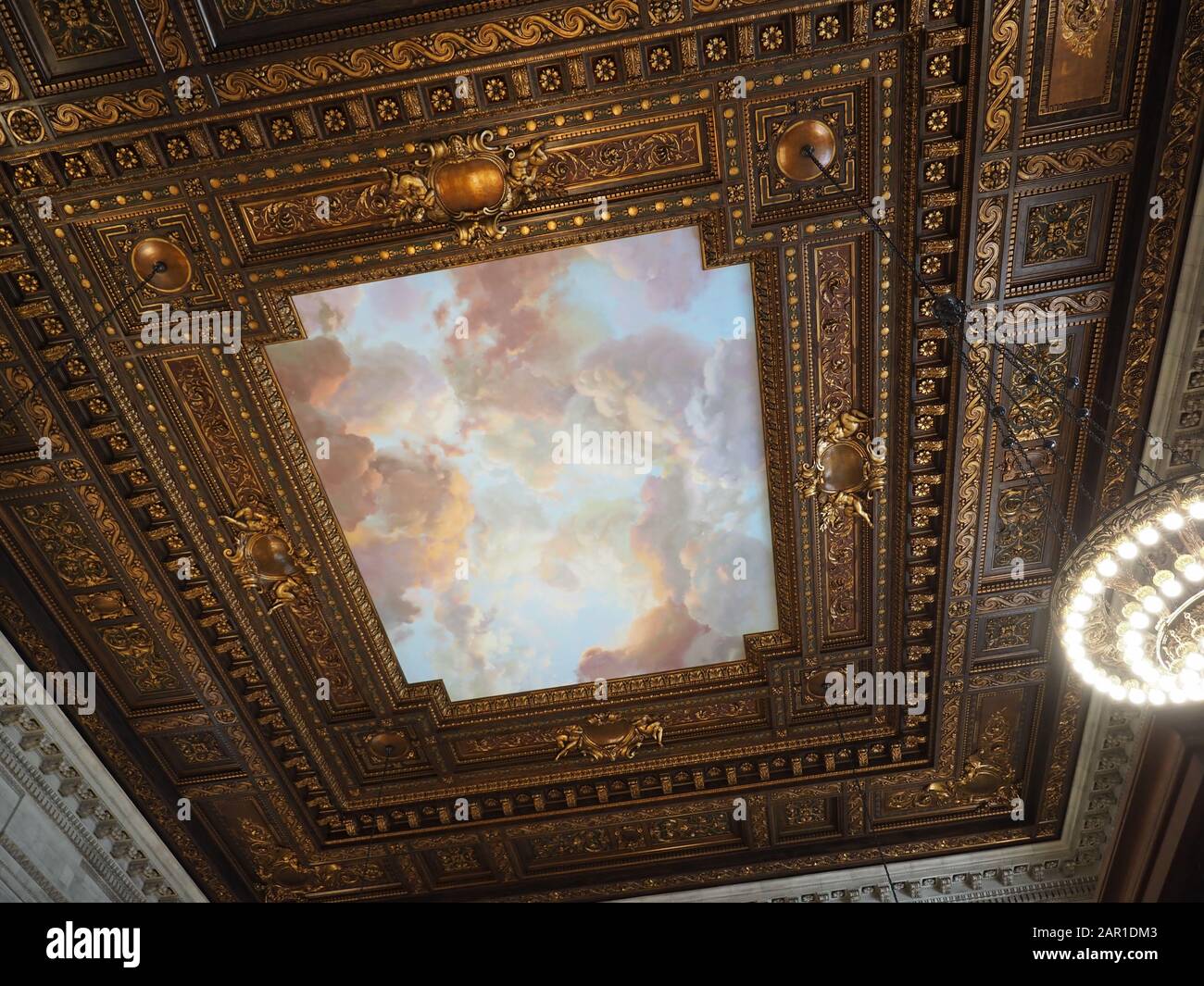 New York, Stati Uniti d'America - 30 maggio 2019: Immagine dei soffitti belli trovati nella Biblioteca pubblica di New York. Foto Stock