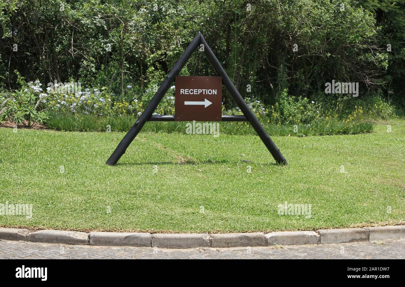 Segnale Che Indica La Reception A Sanbonani Resort, Hotel & Spa, Hazyview, Sabie River, Kruger National Park, Mpumalanga, Sudafrica. Foto Stock