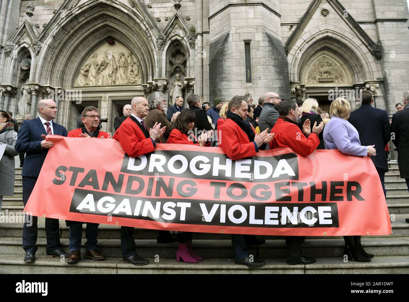 Manifestanti durante un rally a Drogheda, Co. Louth, per esprimere opposizione alla violenza legata alla droga in città. Foto Stock