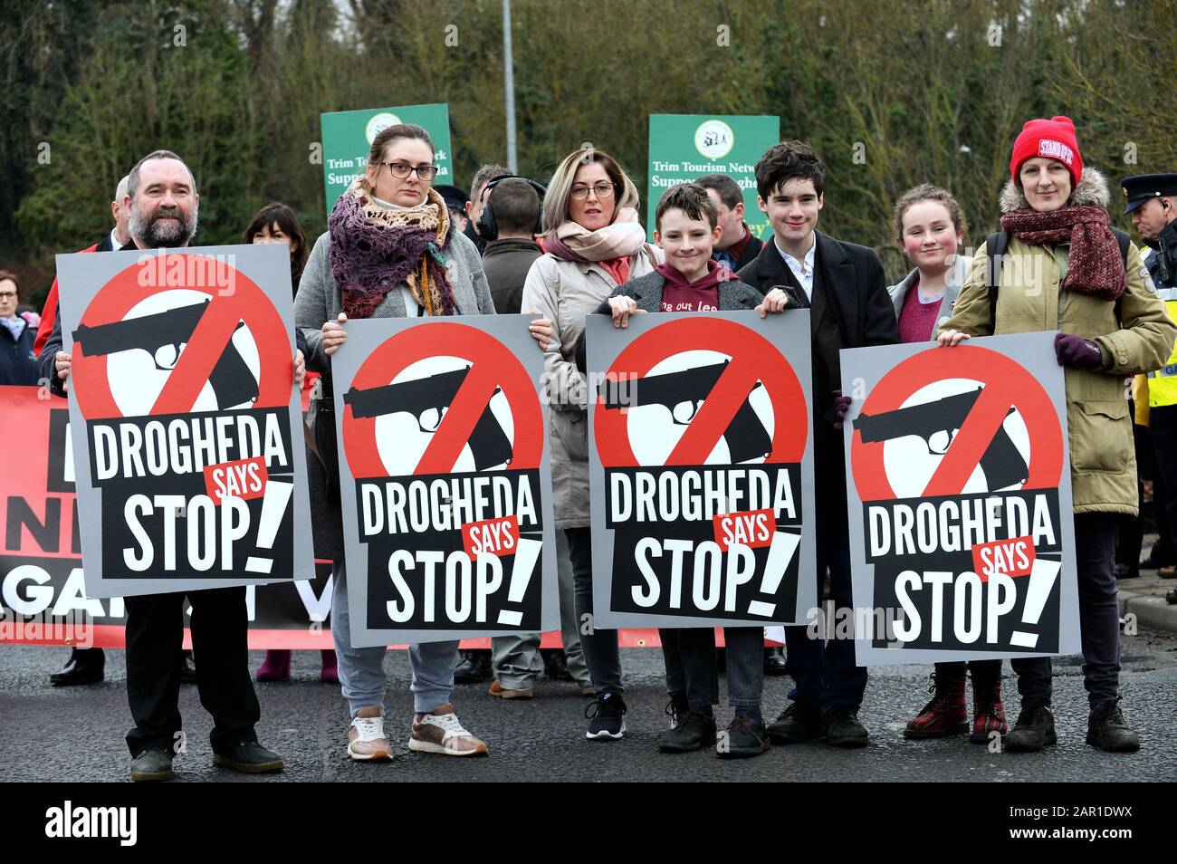 Manifestanti durante un rally a Drogheda, Co. Louth, per esprimere opposizione alla violenza legata alla droga in città. Foto Stock