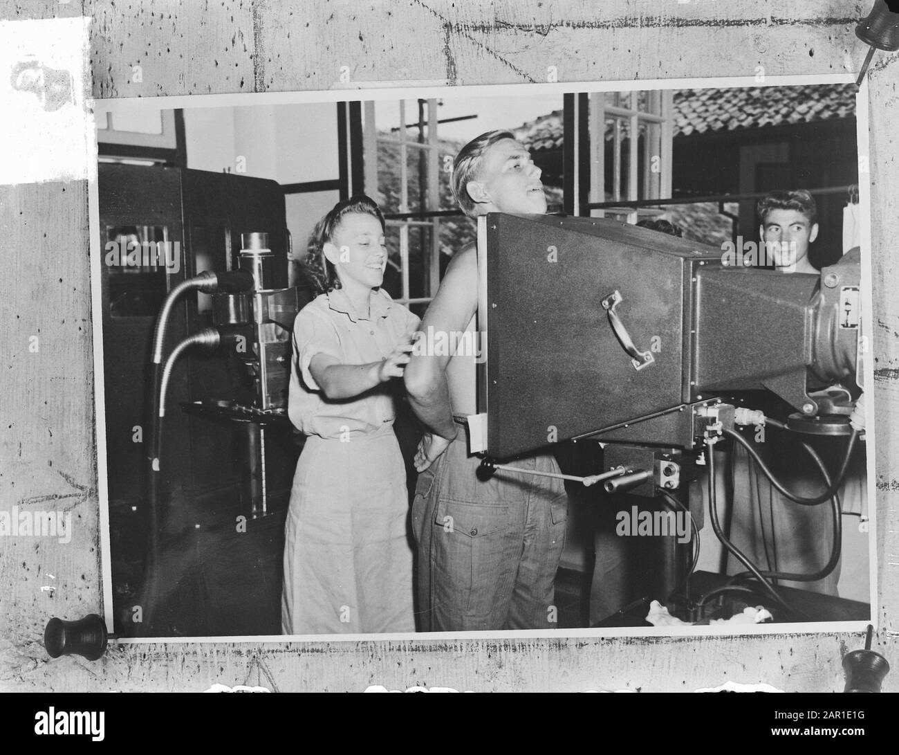 Ora che la smobilitazione è in pieno svolgimento, decine di aspiranti smobilitazione vengono esaminati ogni giorno presso l'ospedale militare di Batavia, per vedere se all'interno tutto è in ordine, in modo che lascino sano e sano per i Paesi Bassi. Venduto. Roelof Nijehuis di Steenwijkerwold mostra con fiducia il suo cuore buono, sotto le istruzioni di sorella Corrie de Groot da Hilversum Annotation: Repronegative. Vedi Dlc 6297 Data: 26 Giugno 1949 Luogo: Batavia, Indonesia, Indie Orientali Olandesi Parole Chiave: Moitairen Foto Stock