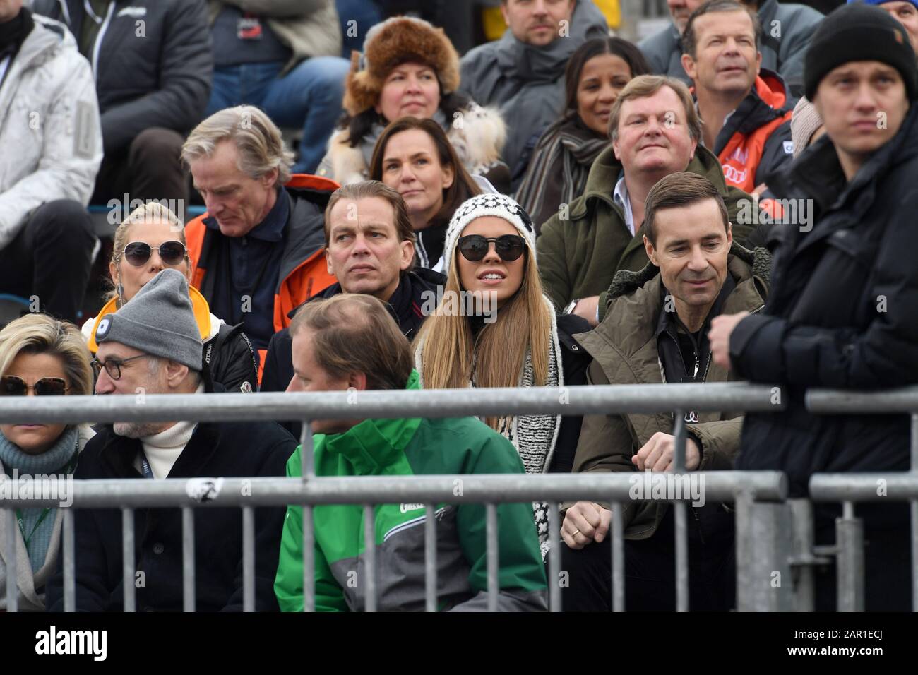 25 gennaio 2020, Austria, Kitzbühel: Victoria Swarovski, cantante (m) insieme a Kai Pflaume (r) dalla tribuna VIP nella zona finale della gara di Hahnenkamm osserva la corsa in discesa maschile sulla Streif. Foto: Felix Hörhager/dpa - ATTENZIONE: Solo per uso editoriale in relazione alla segnalazione attuale e solo con la menzione completa del credito di cui sopra. Nessuna pubblicità. Foto Stock