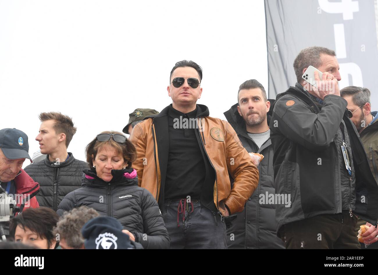 25 gennaio 2020, Austria, Kitzbühel: Il cantante Andreas Gabalier guarda la corsa in discesa degli uomini sulla Streif dalla tribuna VIP nella zona finale della gara di Hahnenkamm. Foto: Felix Hörhager/dpa - ATTENZIONE: Solo per uso editoriale in relazione alla segnalazione attuale e solo con la menzione completa del credito di cui sopra. Nessuna pubblicità. Foto Stock