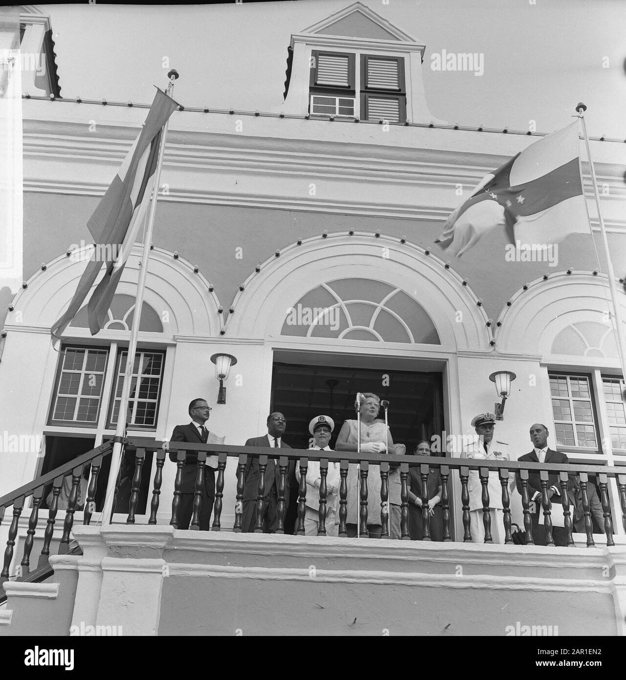 Visita reale a Curaçao. Aubade alla regina a Willemstad Data: 3 Ottobre 1965 luogo: Curacao, Antille Olandesi, Willemstad Parole Chiave: Aubades, visite, regine, casa reale Nome personale: Juliana, regina Foto Stock