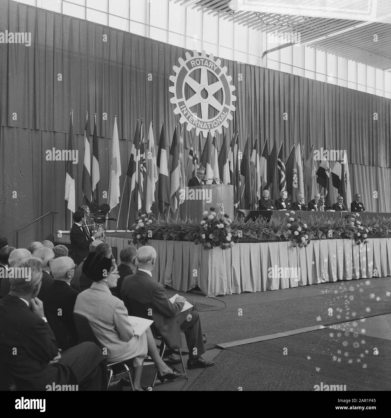 Principessa Beatrix e principe Claus al Rotary International-Conference 1965 alla RAI di Amsterdam Discorso durante la conferenza Data: 7 ottobre 1965 luogo: Amsterdam, Noord-Holland Parole Chiave: Conferenze, discorsi Foto Stock