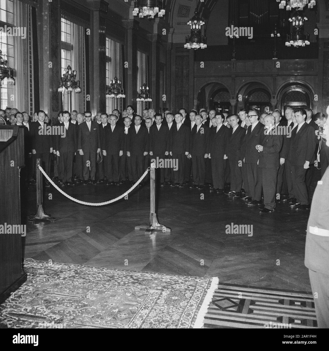 Ricezione del coro maschile cecoslovacco de Prager Lehrer nel Burgerzaal del municipio di Rotterdam City Halls, cori Data: 5 ottobre 1965 luogo: Rotterdam, Zuid-Holland Parole Chiave: Sale comuni, coro Foto Stock