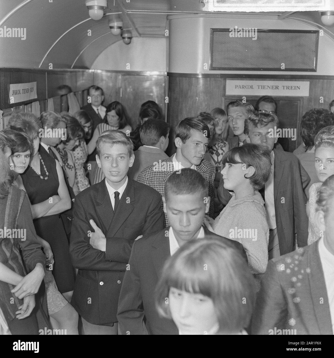 Discobal in treno Amsterdam Zwolle, adolescenti Dancing Data: 10 agosto 1965 luogo: Amsterdam, Zwolle Parole Chiave: Danses, TENERS, Trains Foto Stock