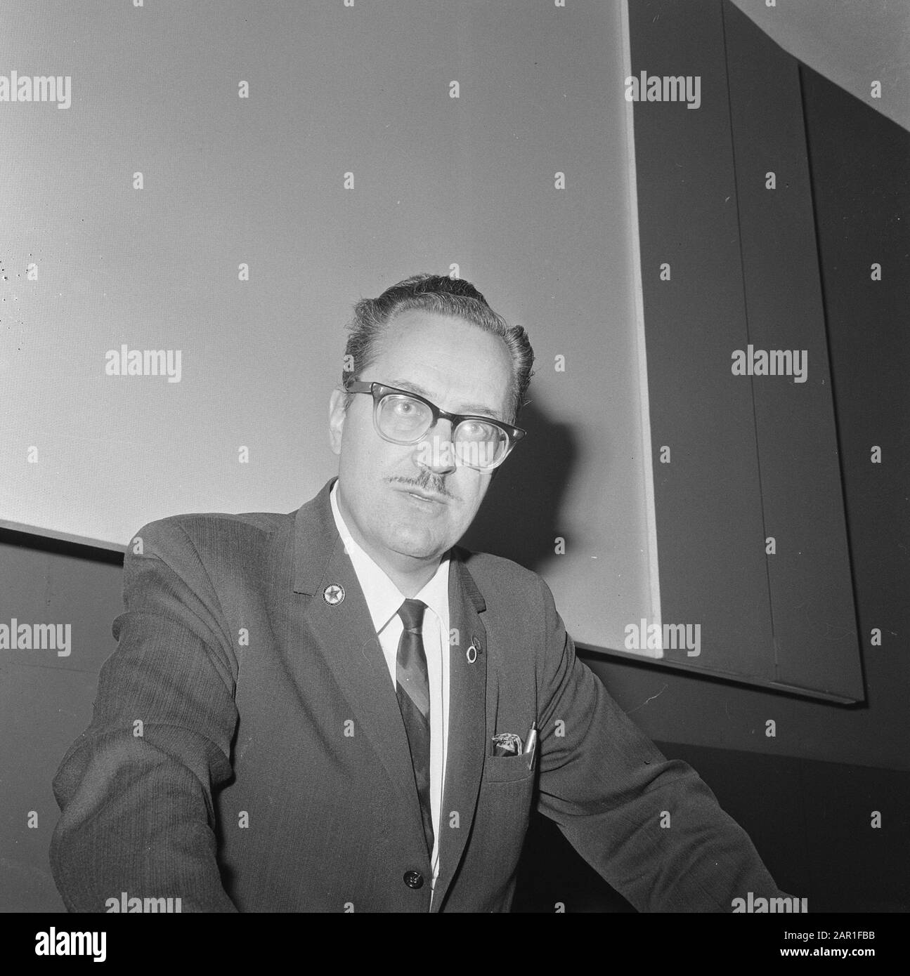 Forrest J. Ackerman, agente letterario di fantascienza e scrittori horror Data: 11 agosto 1965 Parole Chiave: Agenti, orrore, letteratura, ritratti, fantascienza Nome personale: Ackerman Forrest J Foto Stock